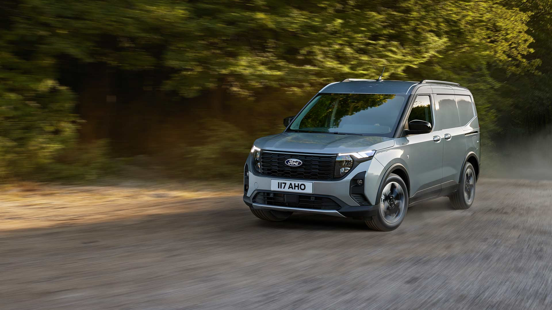 ford-transit courier-eu-Banner 04 V769 Transit- Courier-16x9-1920x1080-bb-v769-exterior-dynamic-front-view-1920x1079