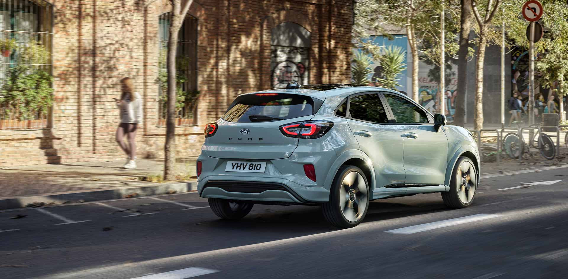 ford-puma-eu-Banner 04 PUMA MCA ST Line-16x9-1920x1080-silver-puma-driving-back-view-1920x944