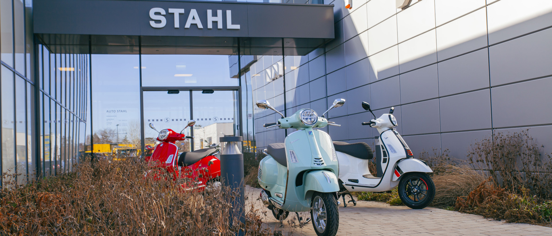 Auto Stahl Wien 22 Pressefotos Vespa Auto Stahl mit Josef Faber & Auto Stahl 20250308-08-5616x2406