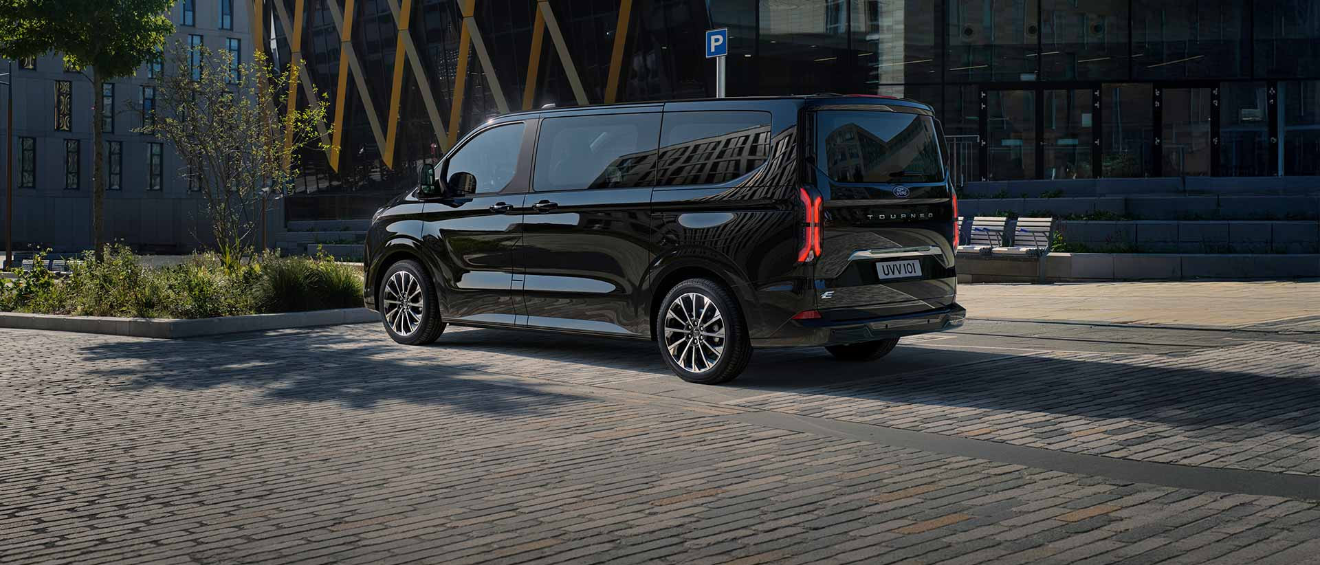 ford-e tourneo custom-Banner Short 02M V710 Titanium-16x7-1920x840-bb-rear-view-black-titanium-1920x822