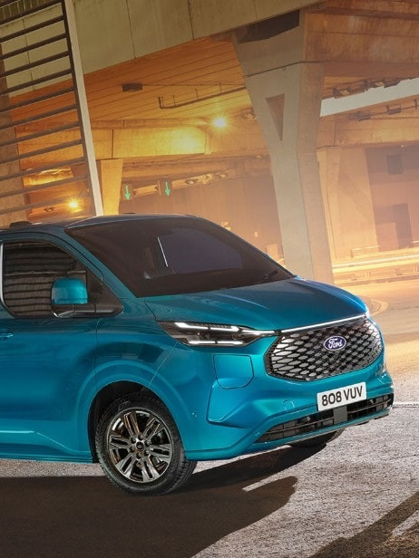 ford-transit custom bev-Shot 02b V710 Ext Fr 7 8 Night Static Talent 2 ccl 21x9-2160x925 bbso.jpg.renditions.original-462x616