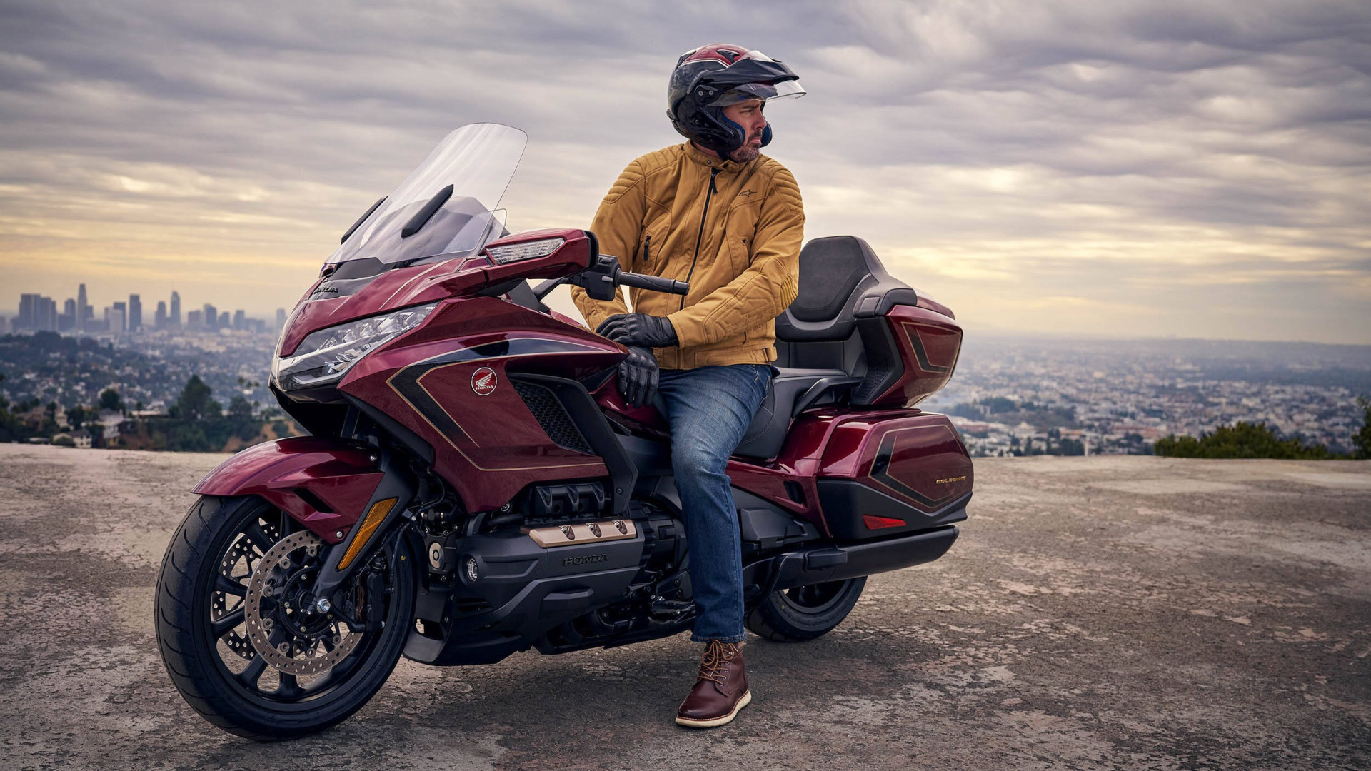 527251 25YM HONDA GL1800 GOLD WING TOUR-2500x1406