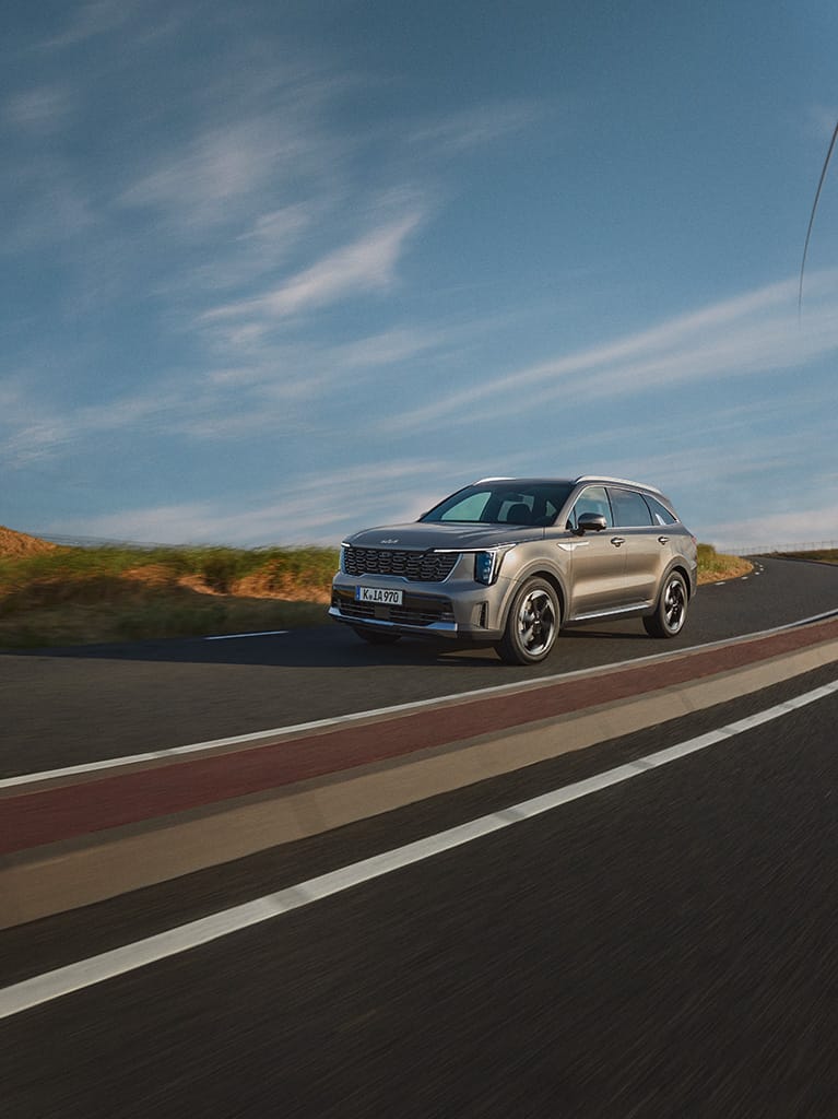 kia-sorento-my25-hev-34front-driving-m
