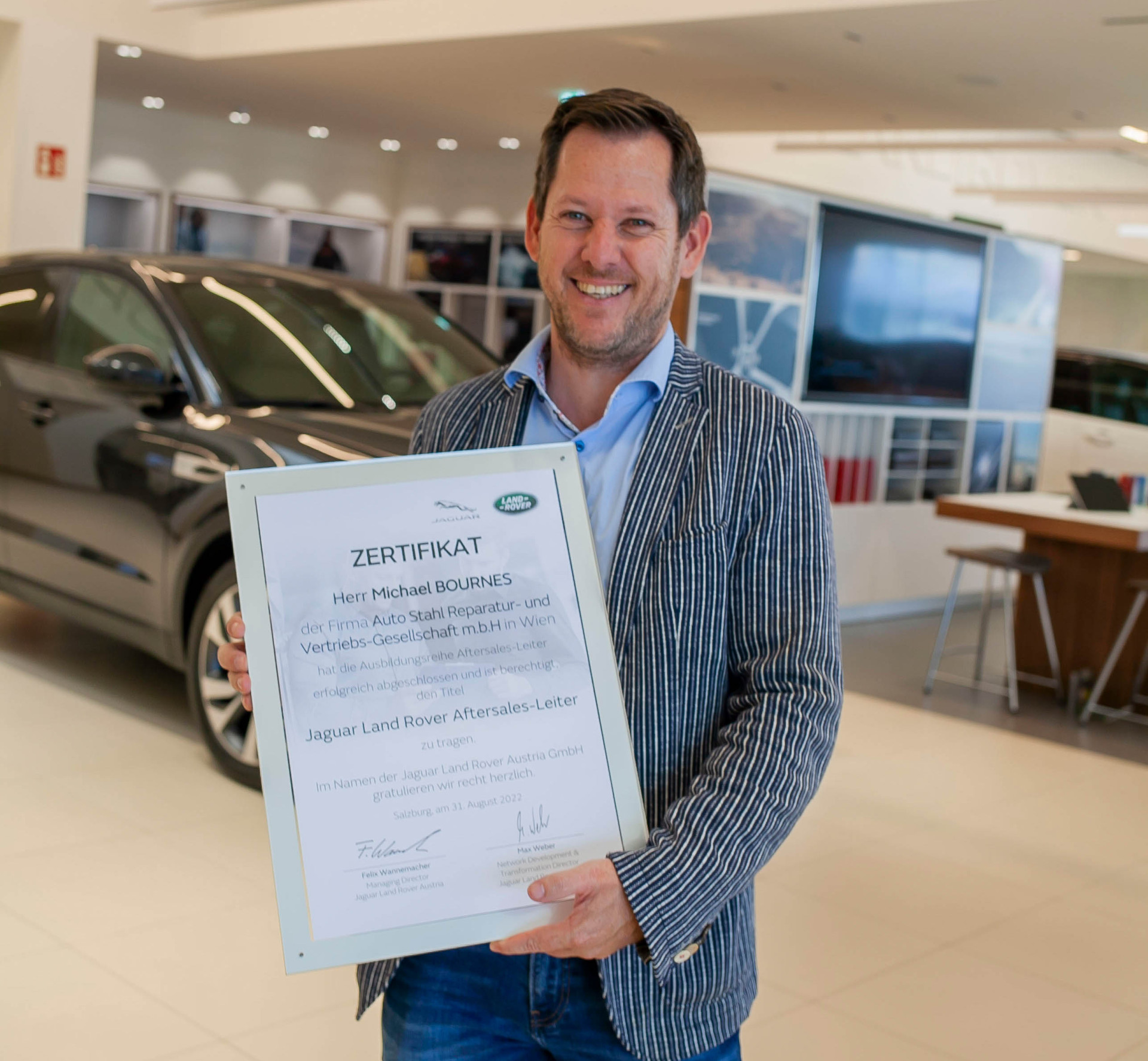 Auto Stahl Wien 22 Übergabe Urkunde JLR Bournes Rakuschan Aftersales Leiter 20220922-07 web