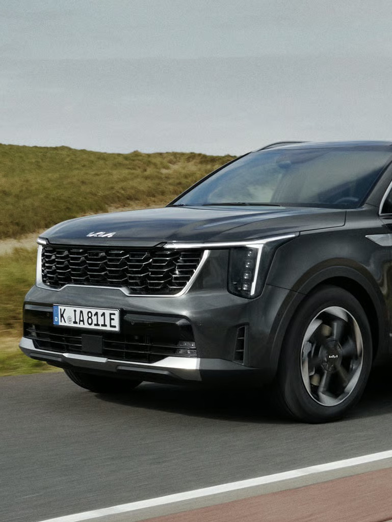 kia-sorento-my25-phev-34front-driving-769x1025