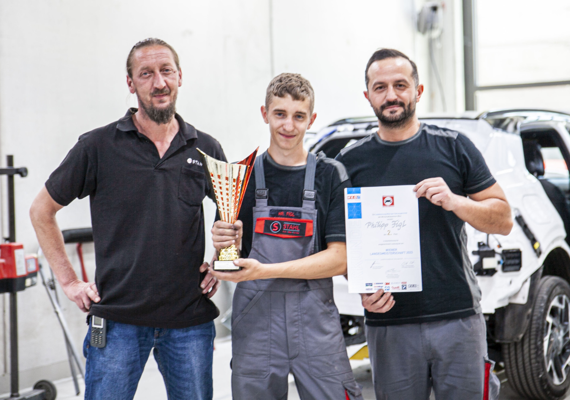 Auto Stahl Wien 22 Philipp Figl Auszeichnung – Landesmeisterschaft Berufsgruppe Karosseriebautechnik 2023 20230620-011-3147x2207
