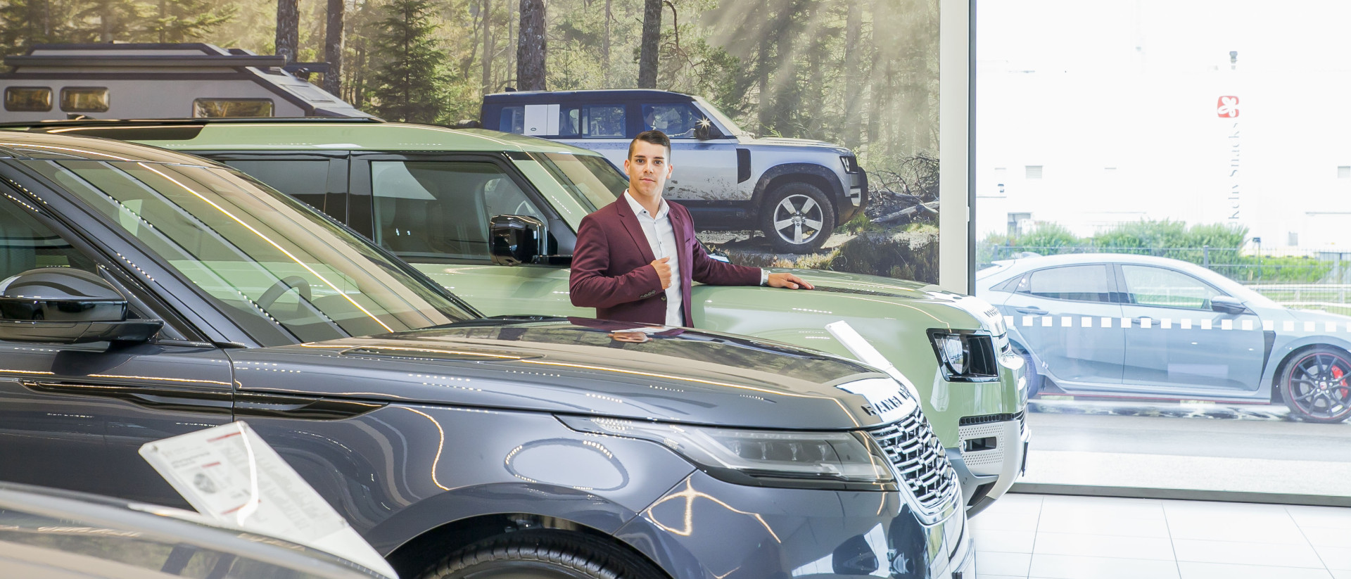 Auto Stahl Wien 22 Fotoshooting Jaguar Land ROver Hofübergabe Klimon an Fabio Nedoma 202308-043-3861x1654