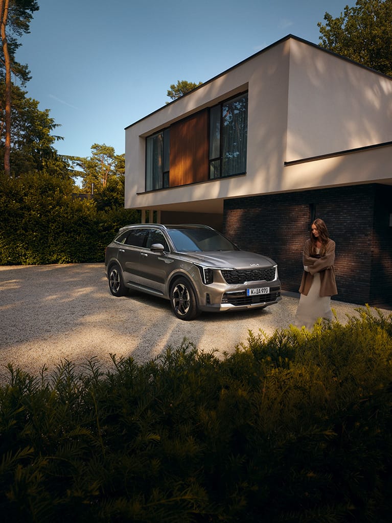 kia-sorento-my25-hev-beautyshot-outdoor-34front-talent-m
