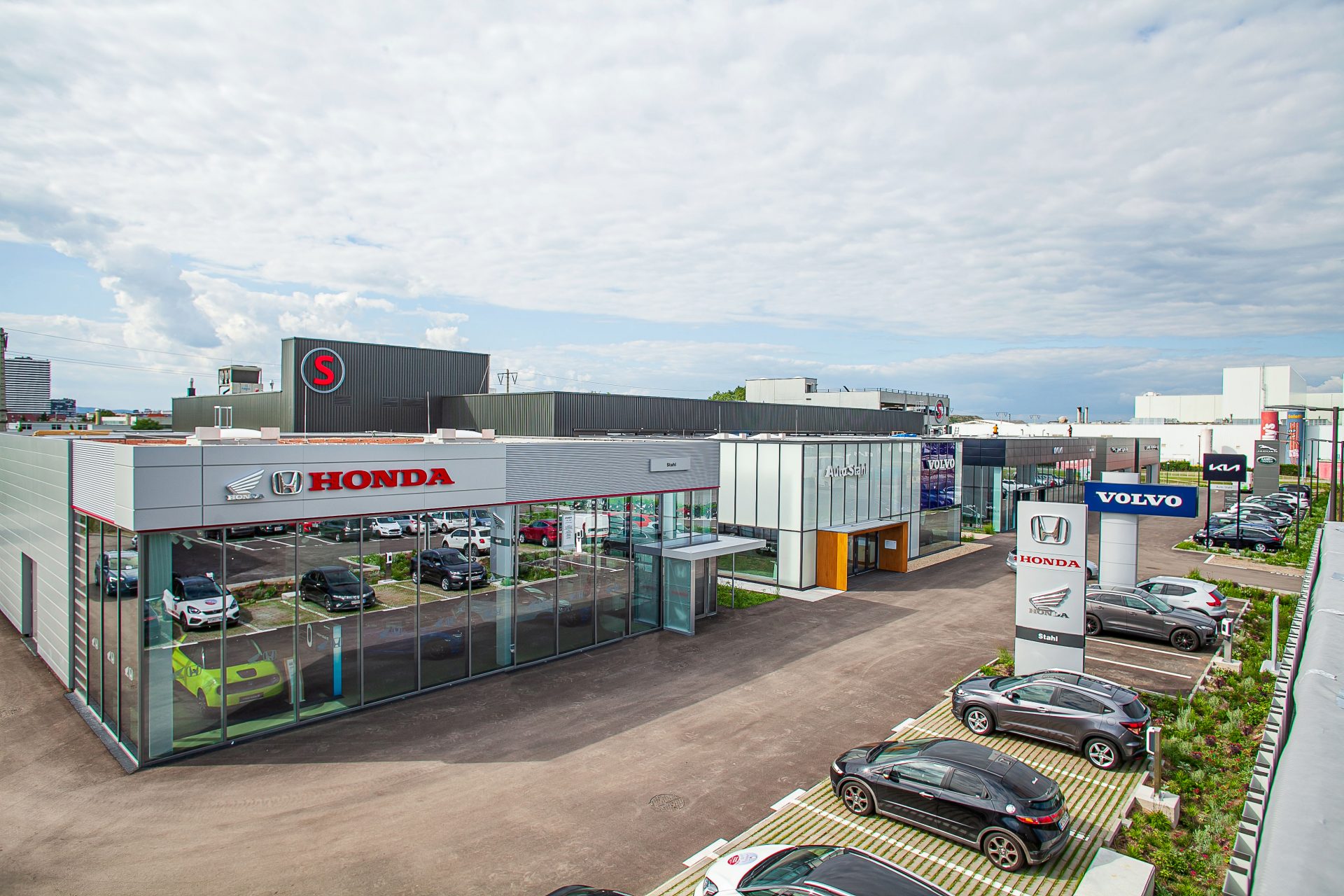 Auto-Stahl-Wien22-Aussenanlage-mit-Aussicht-vom-Forddach-007-Retuschiert-1920x1280